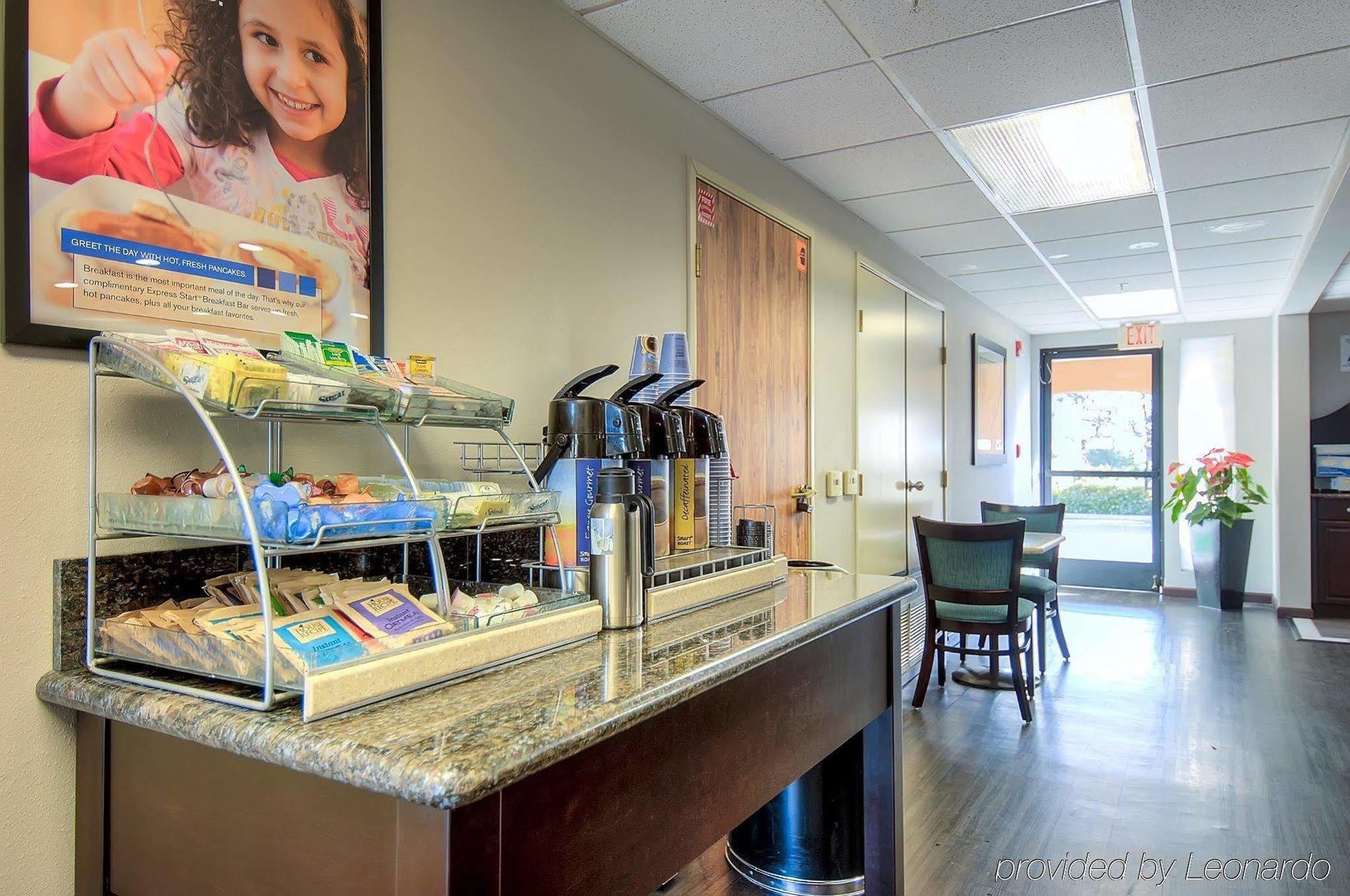 Hotel Holiday Express By Ihg 3*